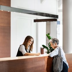 moderne Hotelrezeption mit zwei Menschen